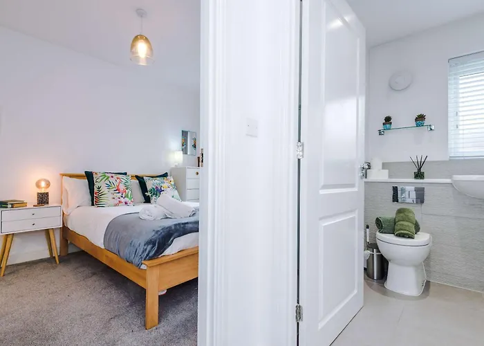 Spacious & Bright 2-bed By 53 Degrees Property, Perfect For Couples With Parking & Garden 펜션 맨체스터