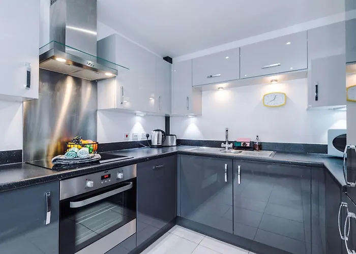 Spacious & Bright 2-bed By 53 Degrees Property, Perfect For Couples With Parking & Garden 맨체스터