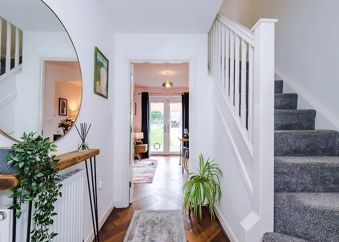 Spacious & Bright 2-bed By 53 Degrees Property, Perfect For Couples With Parking & Garden