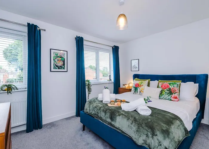 Spacious & Bright 2-bed By 53 Degrees Property, Perfect For Couples With Parking & Garden 펜션