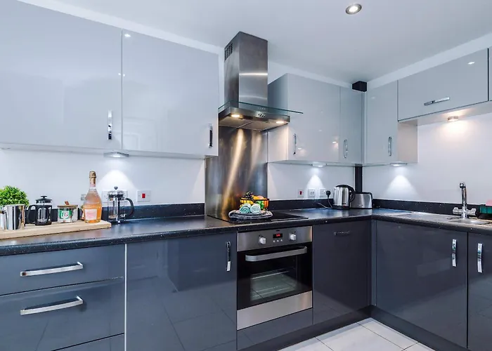 Spacious & Bright 2-bed By 53 Degrees Property, Perfect For Couples With Parking & Garden 맨체스터