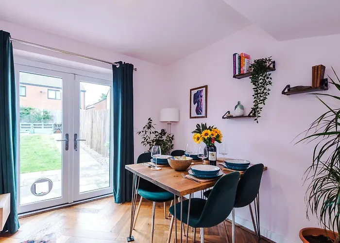 Spacious & Bright 2-bed By 53 Degrees Property, Perfect For Couples With Parking & Garden 펜션