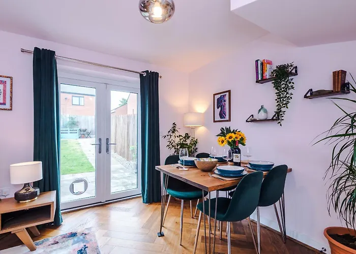 펜션 Spacious & Bright 2-bed By 53 Degrees Property, Perfect For Couples With Parking & Garden