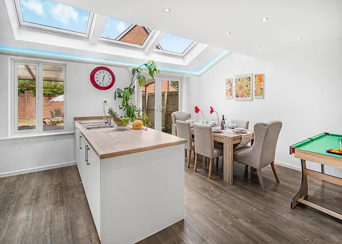 Chic Riverside Retreat Salford 4bd Free Parking