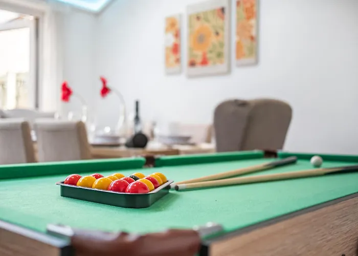 펜션 Chic Riverside Retreat Salford 4bd Free Parking 맨체스터