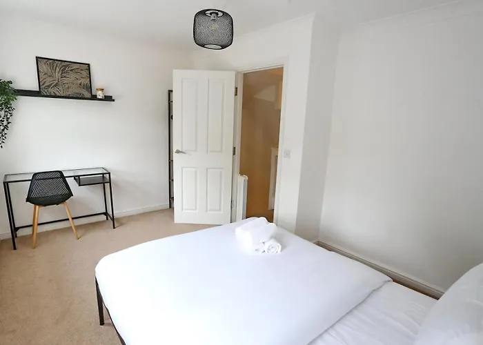 Spacious 3-Bed City Home-Ao Arena, Northern Qtr - Pass The Keys