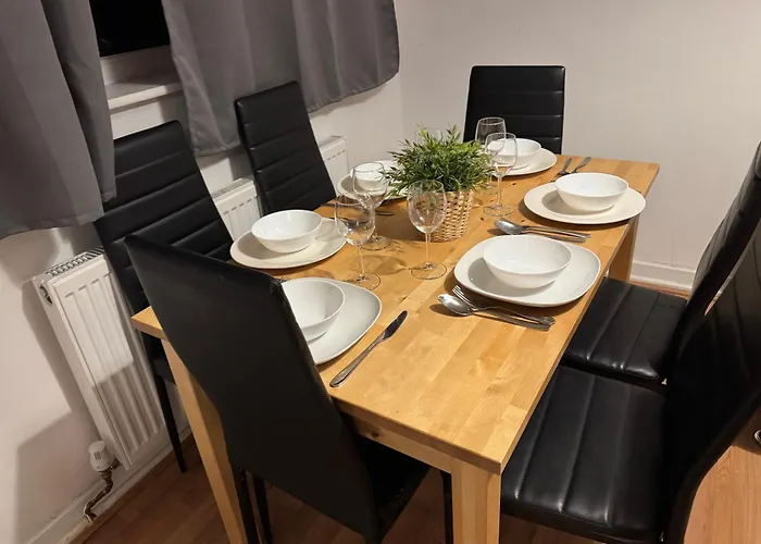 아파트 4 Bedroom Sleeps 11 Walk To Etihad