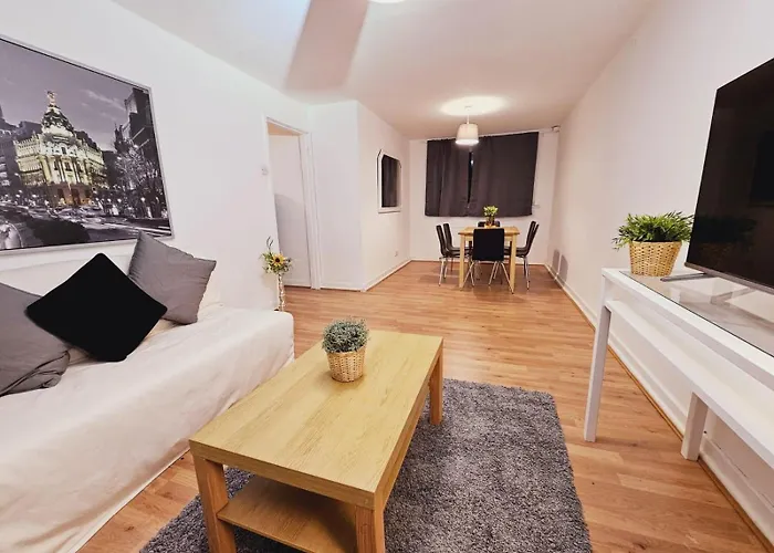 아파트 4 Bedroom Sleeps 11 Walk To Etihad *