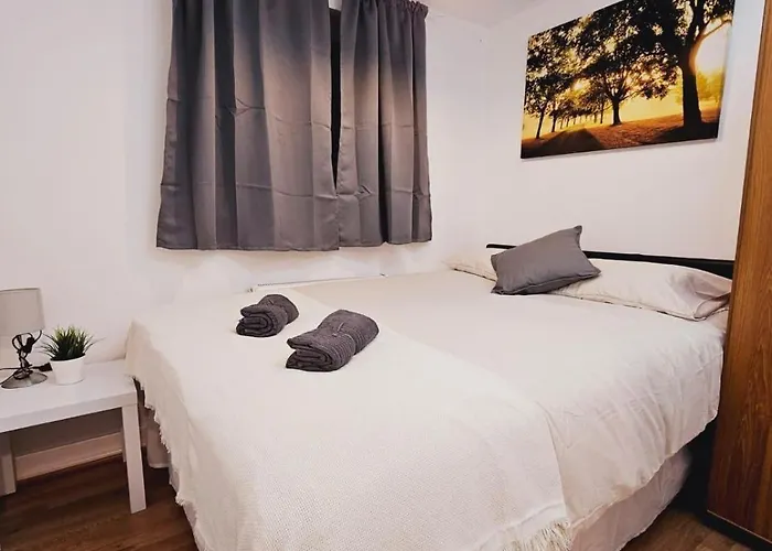 4 Bedroom Sleeps 11 Walk To Etihad 아파트