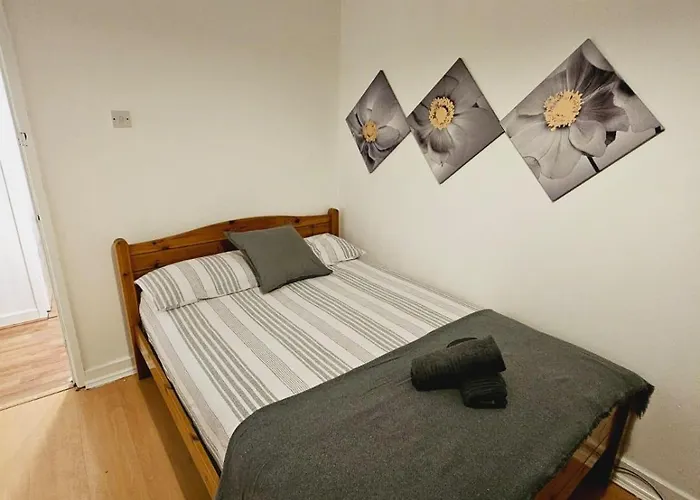 4 Bedroom Sleeps 11 Walk To Etihad 아파트