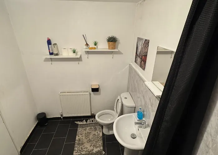 4 Bedroom Sleeps 11 Walk To Etihad 아파트 맨체스터