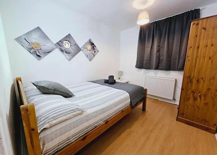 4 Bedroom Sleeps 11 Walk To Etihad 맨체스터