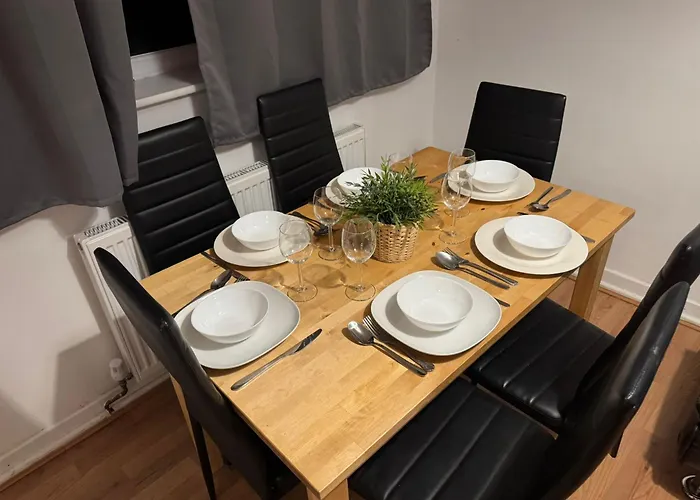 4 Bedroom Sleeps 11 Walk To Etihad * 맨체스터