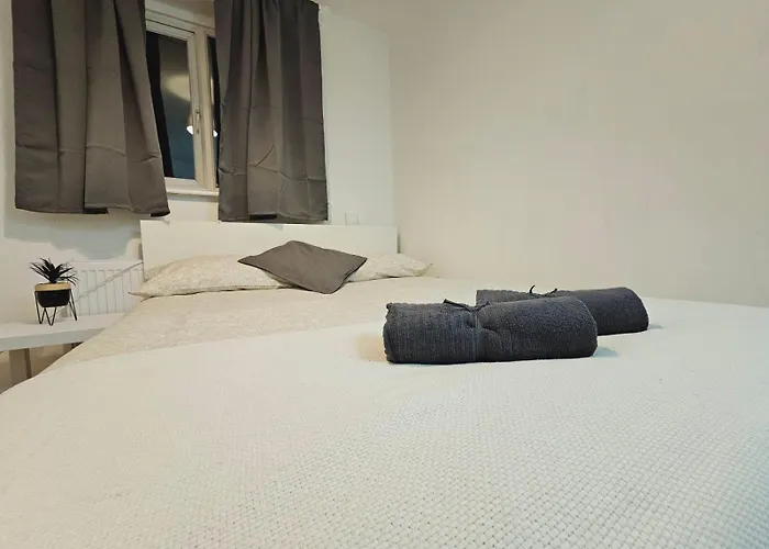 4 Bedroom Sleeps 11 Walk To Etihad *