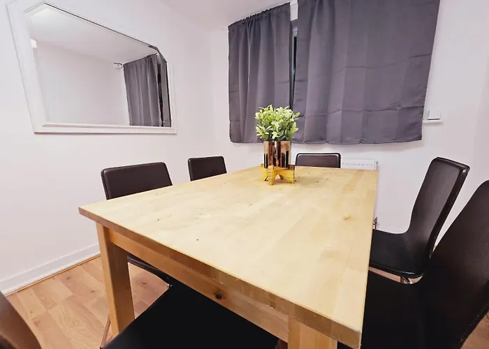 아파트 4 Bedroom Sleeps 11 Walk To Etihad *