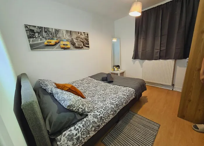 4 Bedroom Sleeps 11 Walk To Etihad 맨체스터