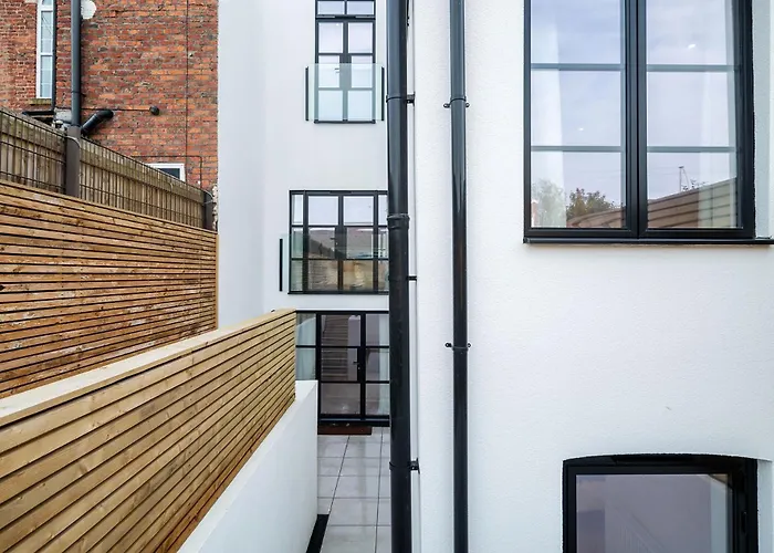 6-bedroom, 6-bathroom Contractor *