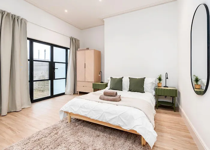 Σπίτι διακοπών 6-bedroom, 6-bathroom Contractor Μάντσεστερ