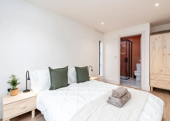 6-bedroom, 6-bathroom Contractor Σπίτι διακοπών Μάντσεστερ