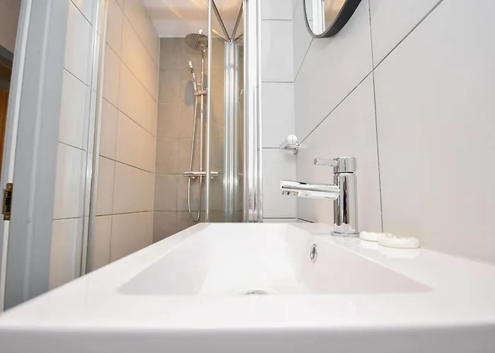 Sleek 2bed Flat In W Security