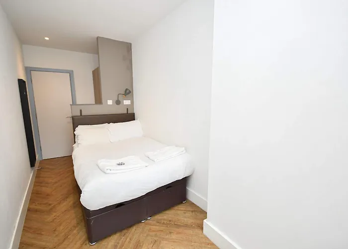 Sleek 2bed Flat In W Security Daire