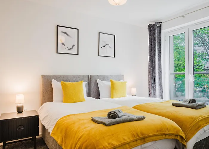 Stylish 4 Bedroom With Wifi, Free Parking And Close To Old Trafford