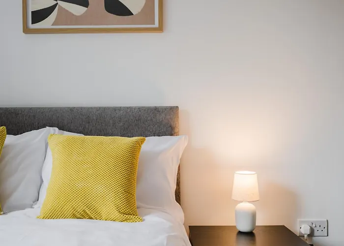 Stylish 4 Bedroom With Wifi, Free Parking And Close To Old Trafford *