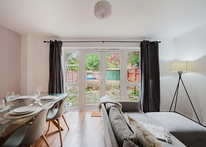 Stylish 4 Bedroom With Wifi, Free Parking And Close To Old Trafford Manchester