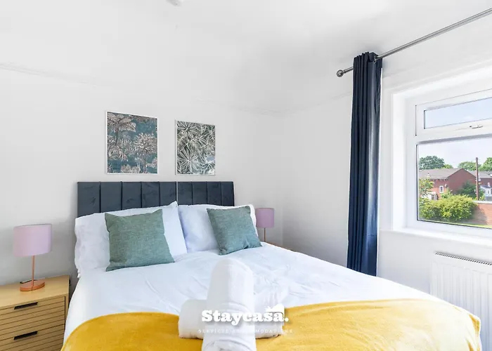 3-bedroom House W Free Parking, Near Man Airport! Tatil Evi