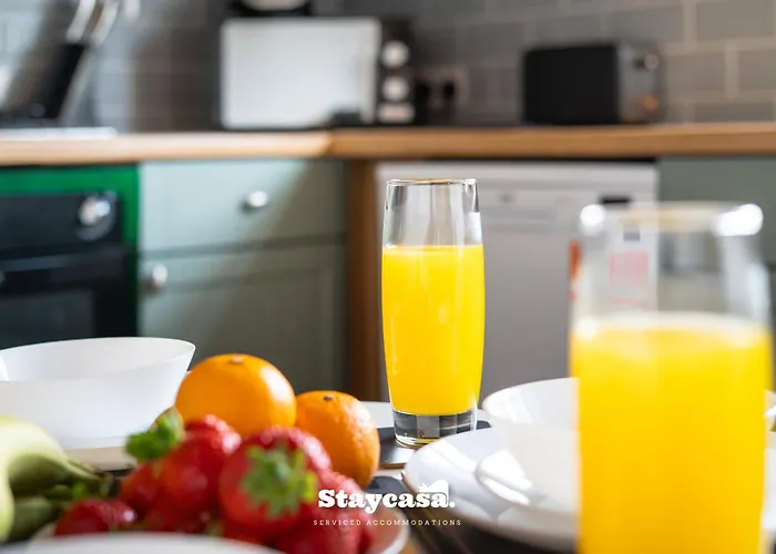 3-bedroom House W Free Parking, Near Man Airport! *