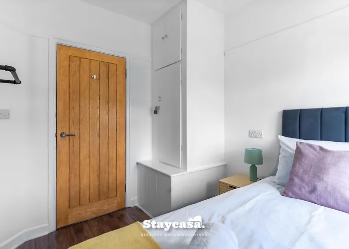 3-bedroom House W Free Parking, Near Man Airport! *