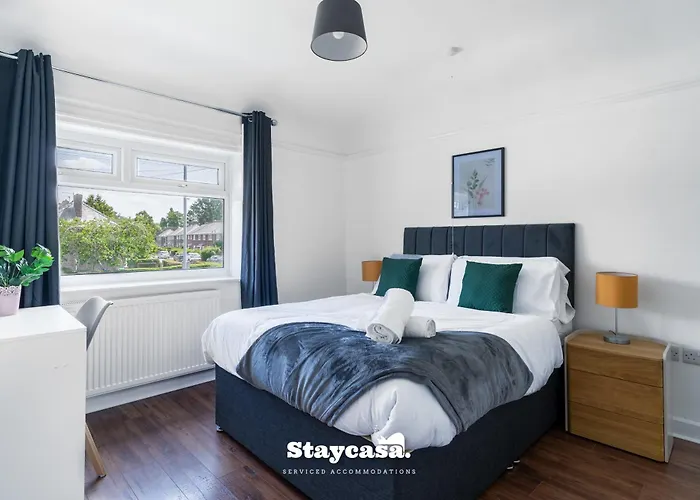 3-bedroom House W Free Parking, Near Man Airport! * Manchester