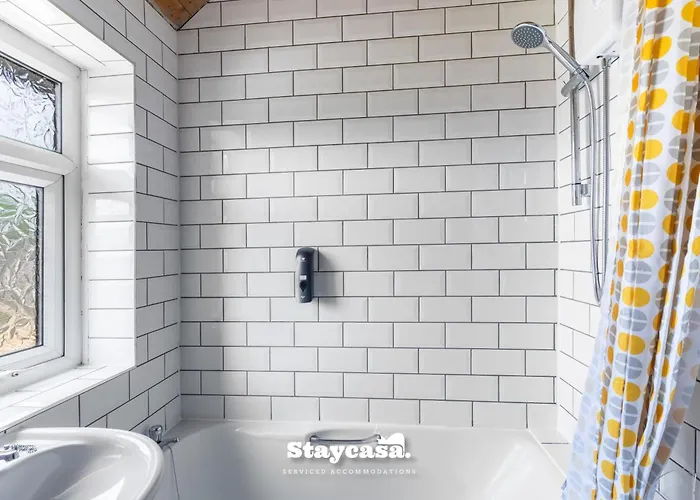 3-bedroom House W Free Parking, Near Man Airport! Tatil Evi *