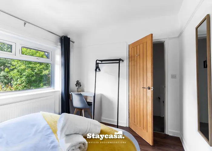 3-bedroom House W Free Parking, Near Man Airport! Tatil Evi Manchester