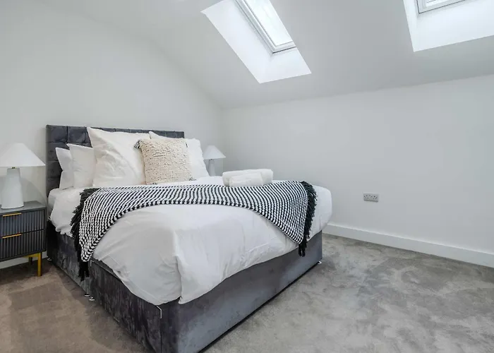 The Hidden - 4br Townhome Roof Manchester