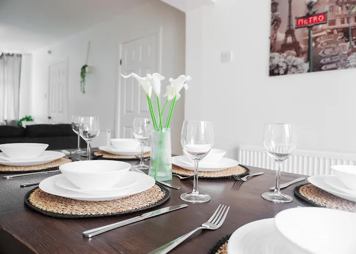 Spacious 3br Weekend Getaway Near Etihad And Coop Live - Free Parking! Ferienhaus