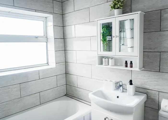 Ferienhaus Spacious 3br Weekend Getaway Near Etihad And Coop Live - Free Parking!