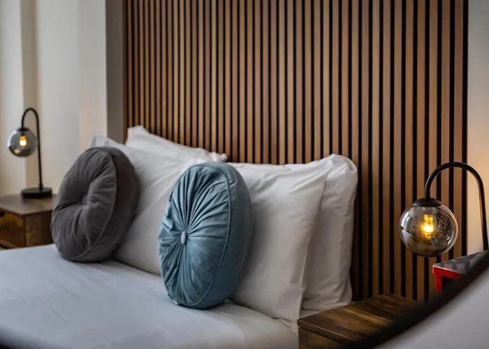 Modern Centre Townhouse Sleeps 10 & Parking 펜션 *