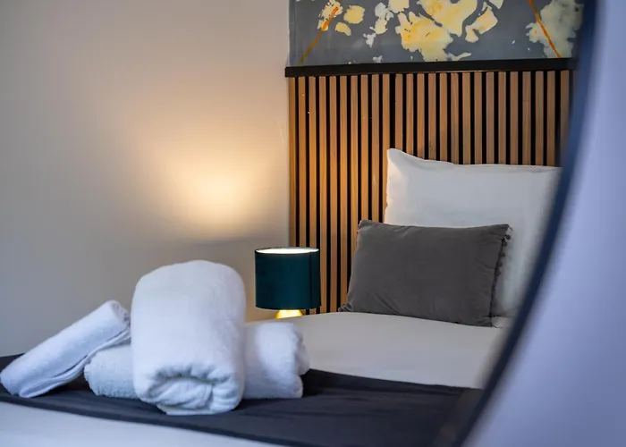 펜션 Modern Centre Townhouse Sleeps 10 & Parking *