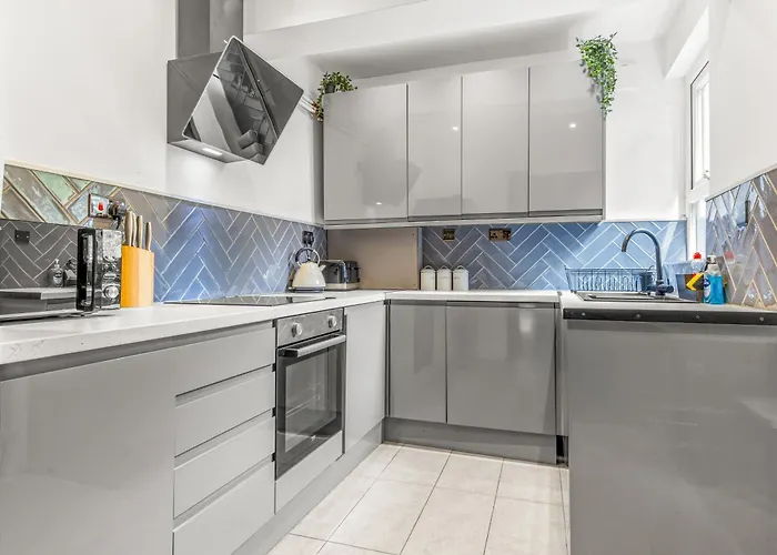 Modern Centre Townhouse Sleeps 10 & Parking *