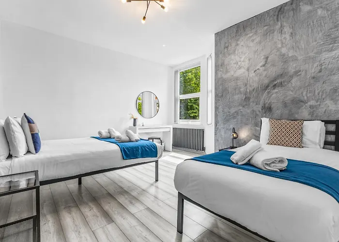 Modern Centre Townhouse Sleeps 10 & Parking 맨체스터