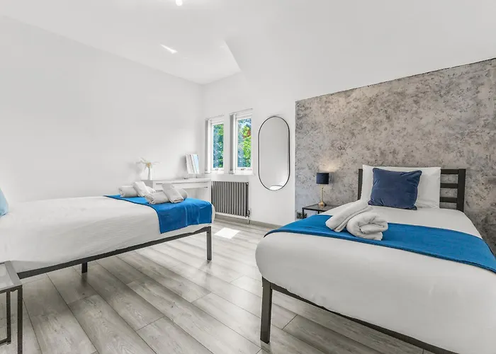 펜션 Modern Centre Townhouse Sleeps 10 & Parking