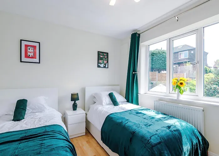 3 Bedroom In Prestwich 15 Mins From Centre Garden Free Parking Superfast Wifi Netflix * Манчестер