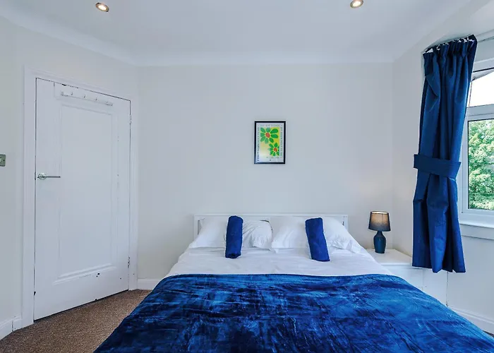 3 Bedroom In Prestwich 15 Mins From Centre Garden Free Parking Superfast Wifi Netflix