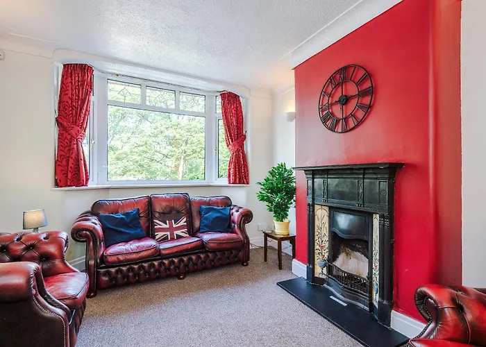 Дом отдыха 3 Bedroom In Prestwich 15 Mins From Centre Garden Free Parking Superfast Wifi Netflix