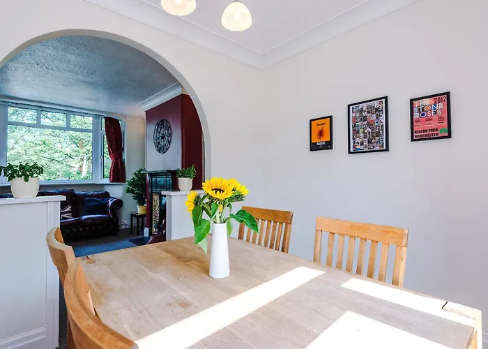 Дом отдыха 3 Bedroom In Prestwich 15 Mins From Centre Garden Free Parking Superfast Wifi Netflix *