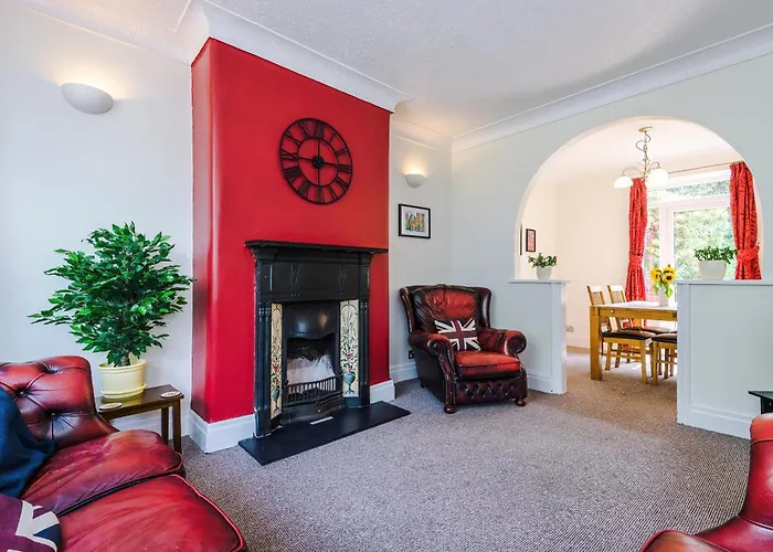 3 Bedroom In Prestwich 15 Mins From Centre Garden Free Parking Superfast Wifi Netflix *