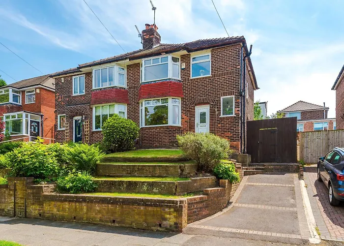 3 Bedroom In Prestwich 15 Mins From Centre Garden Free Parking Superfast Wifi Netflix *