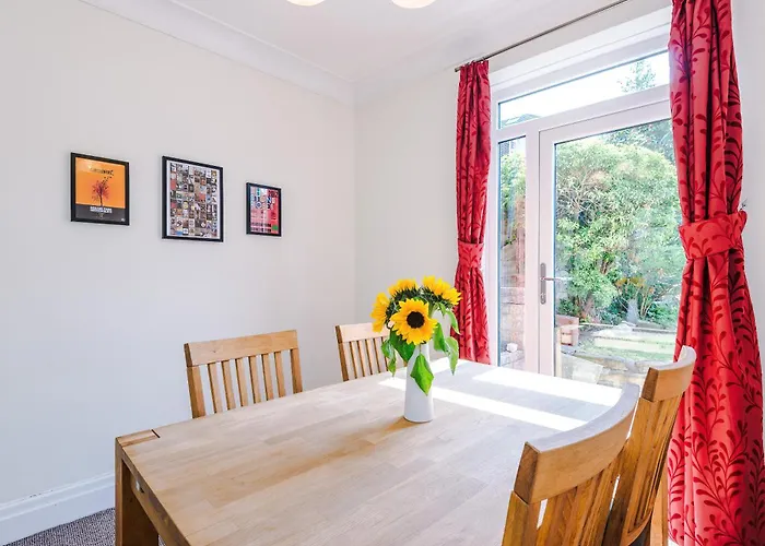 3 Bedroom In Prestwich 15 Mins From Centre Garden Free Parking Superfast Wifi Netflix