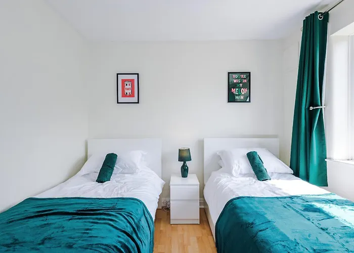 3 Bedroom In Prestwich 15 Mins From Centre Garden Free Parking Superfast Wifi Netflix Манчестер